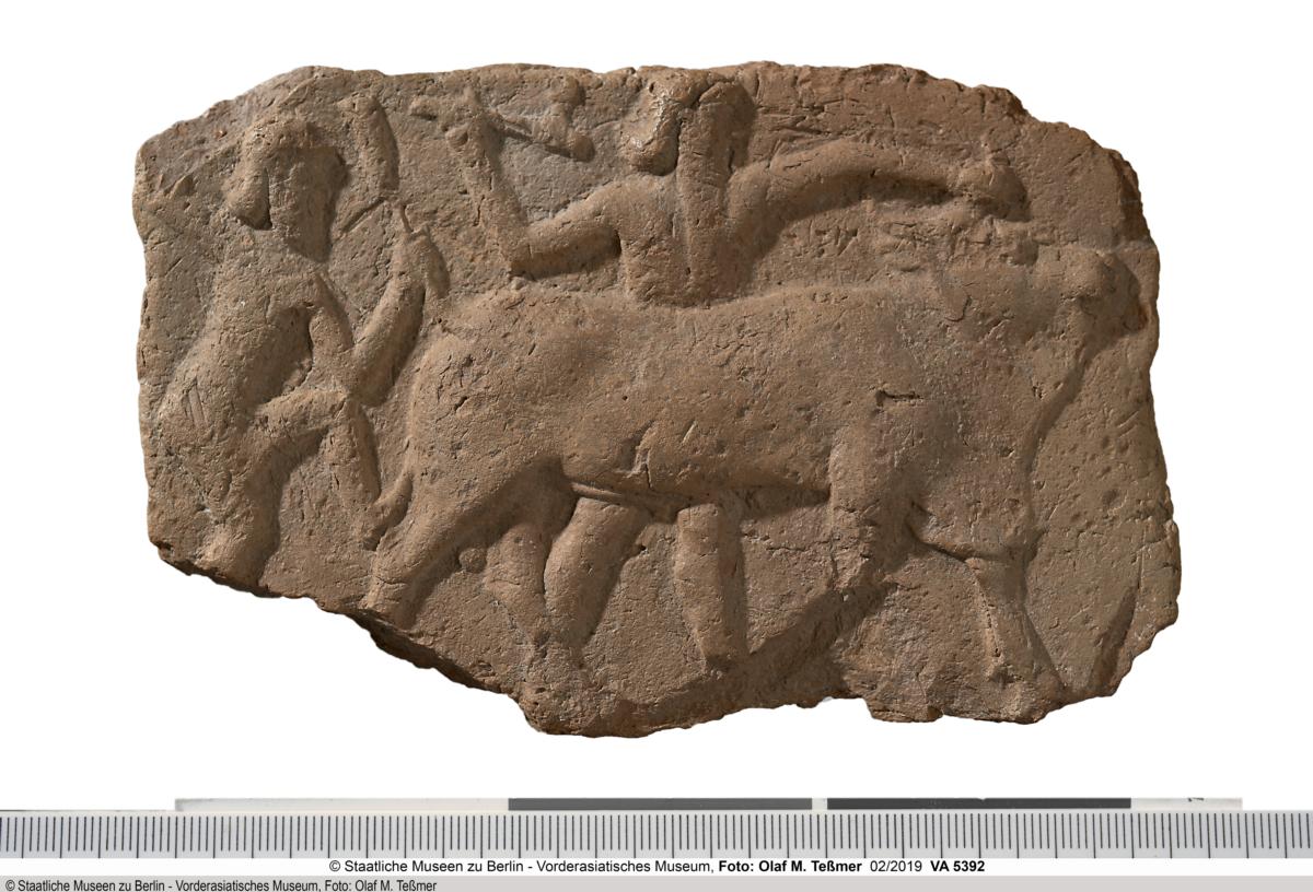 Terrakotta-Relief: Gilgamesch und Enkidu im Kampf mit einem Stier
