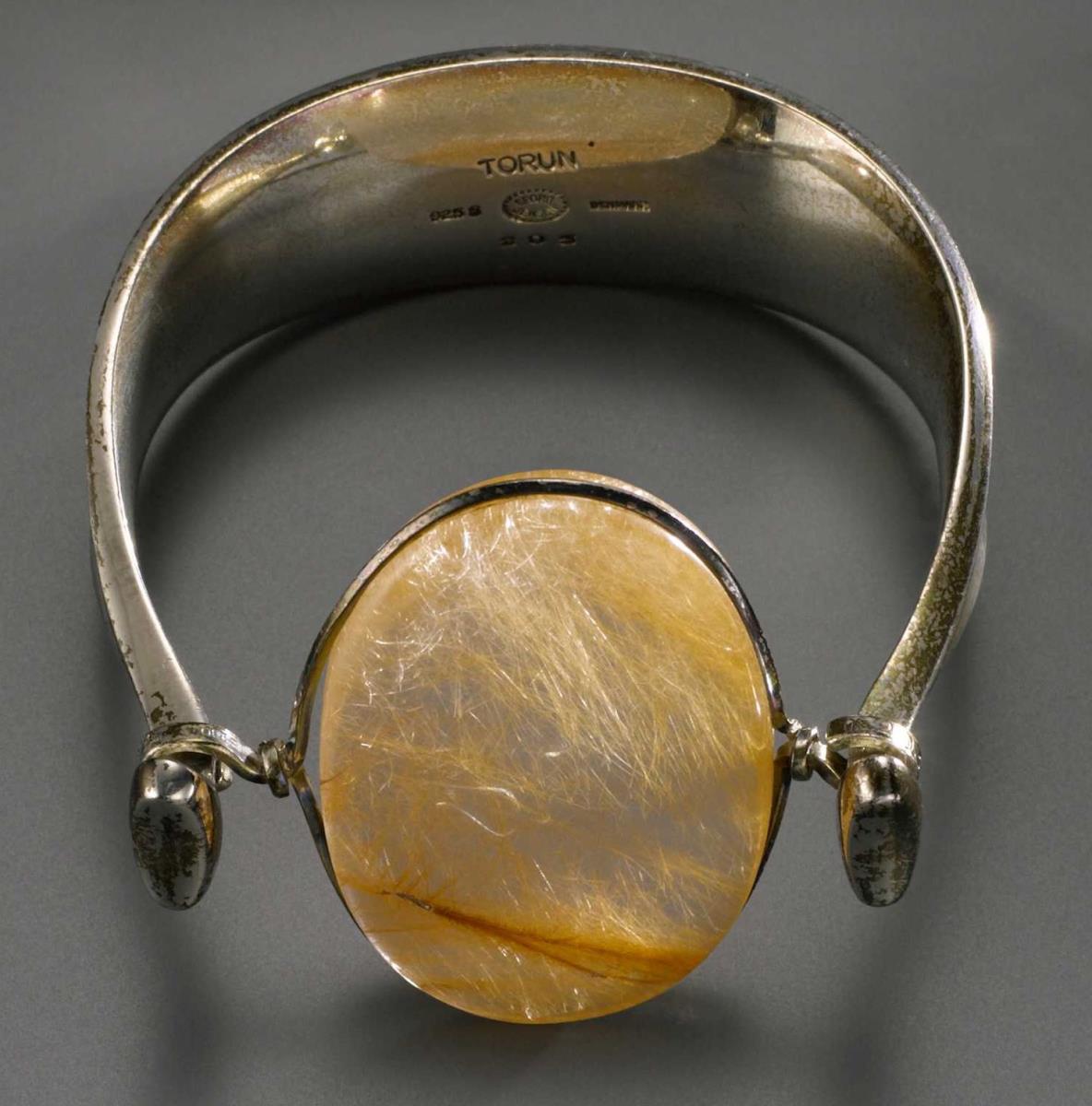Armspange mit beweglichem Stein