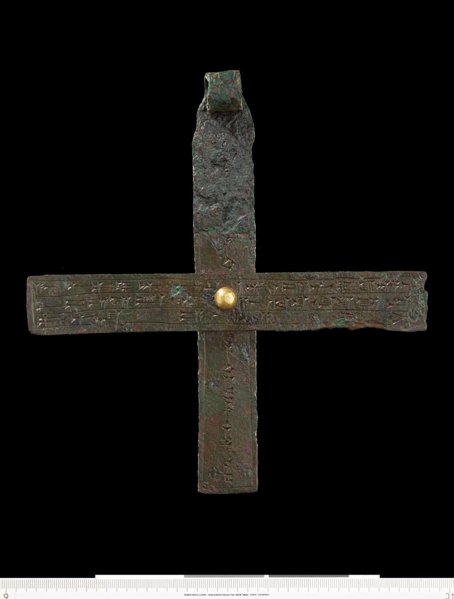 Großes Kreuz mit Inschrift