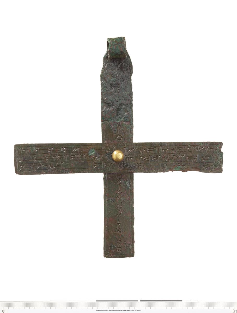 Großes Kreuz mit Inschrift