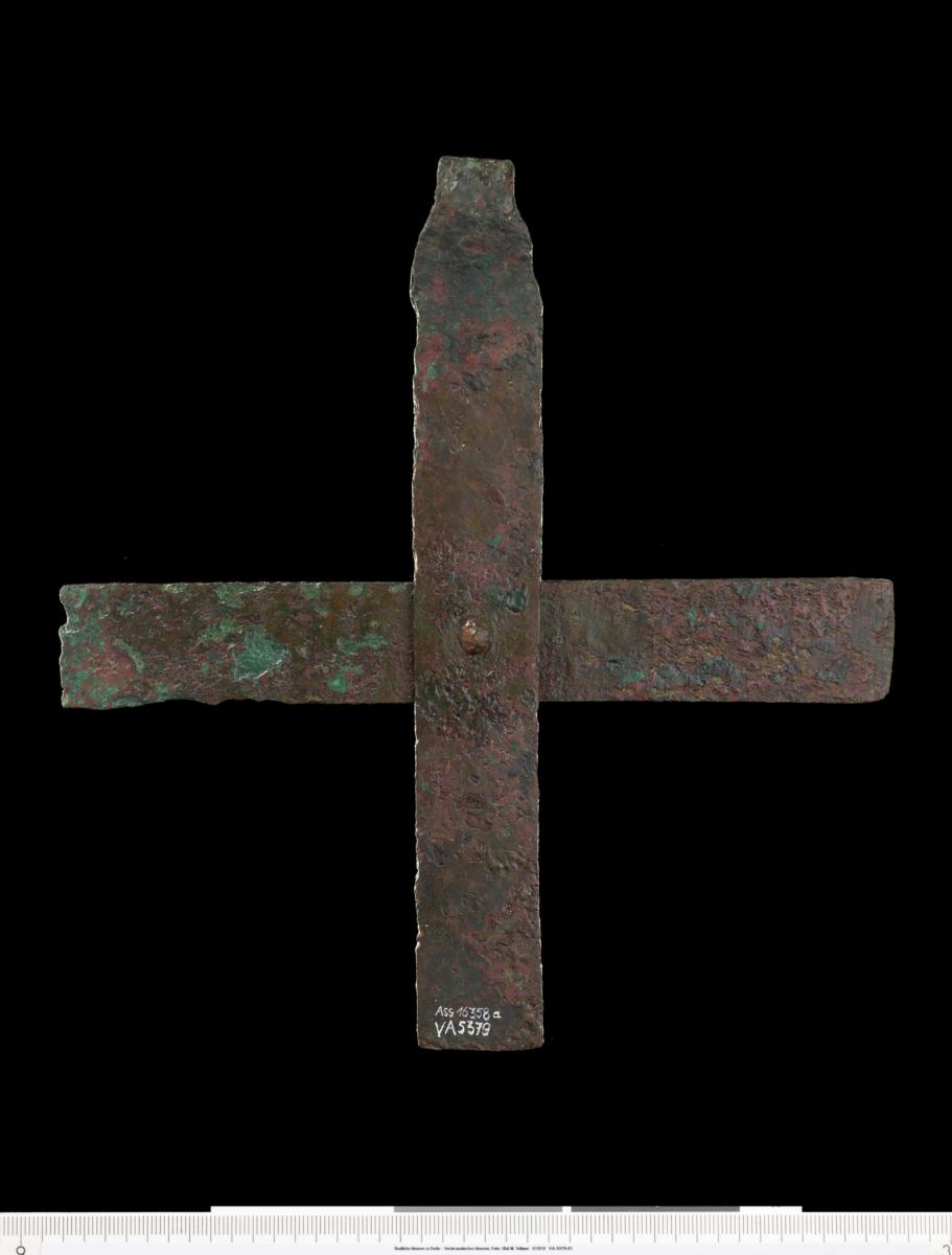 Großes Kreuz mit Inschrift
