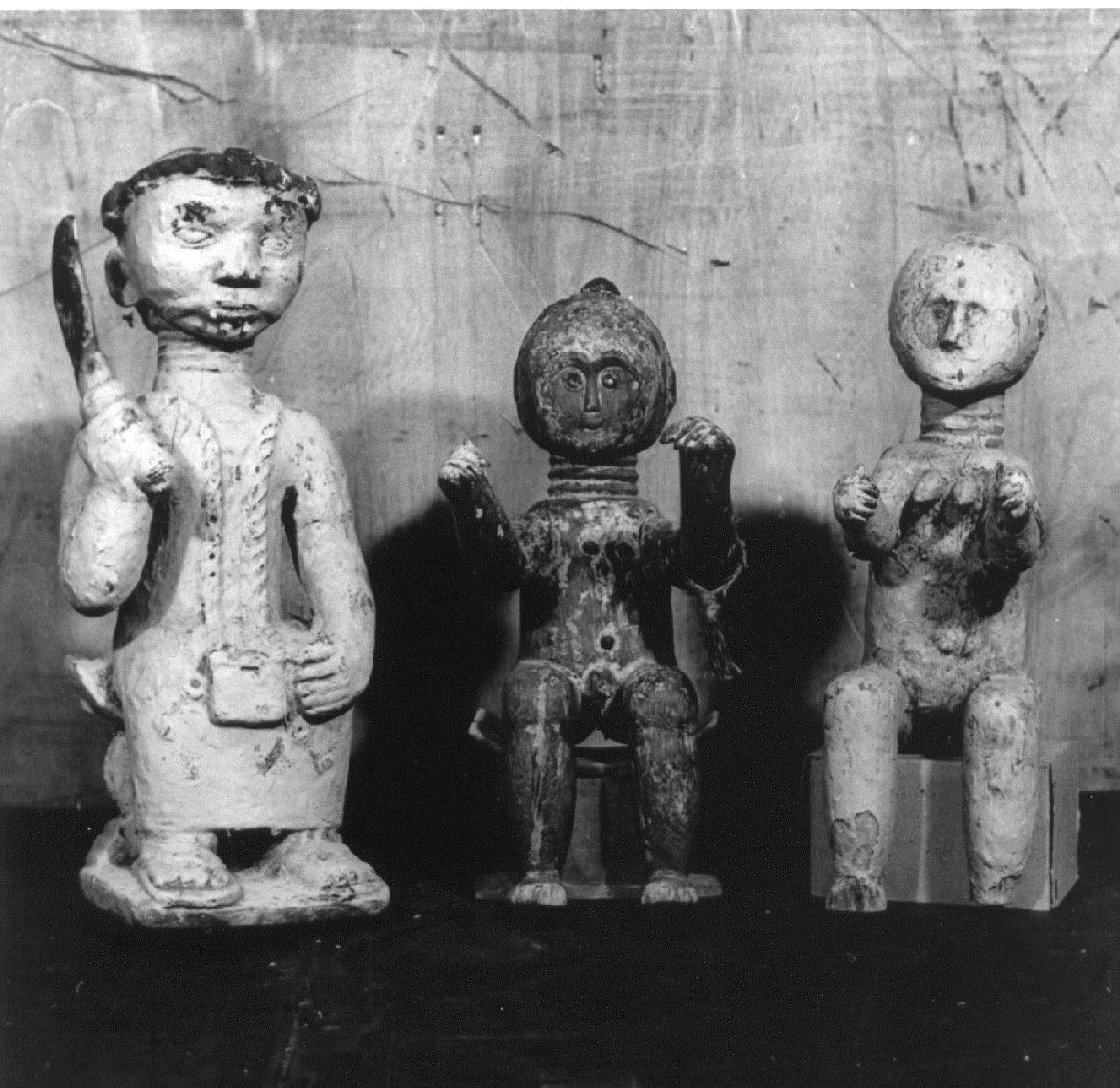 Holzfiguren, mit weissem Ton (Hyire) überzogen