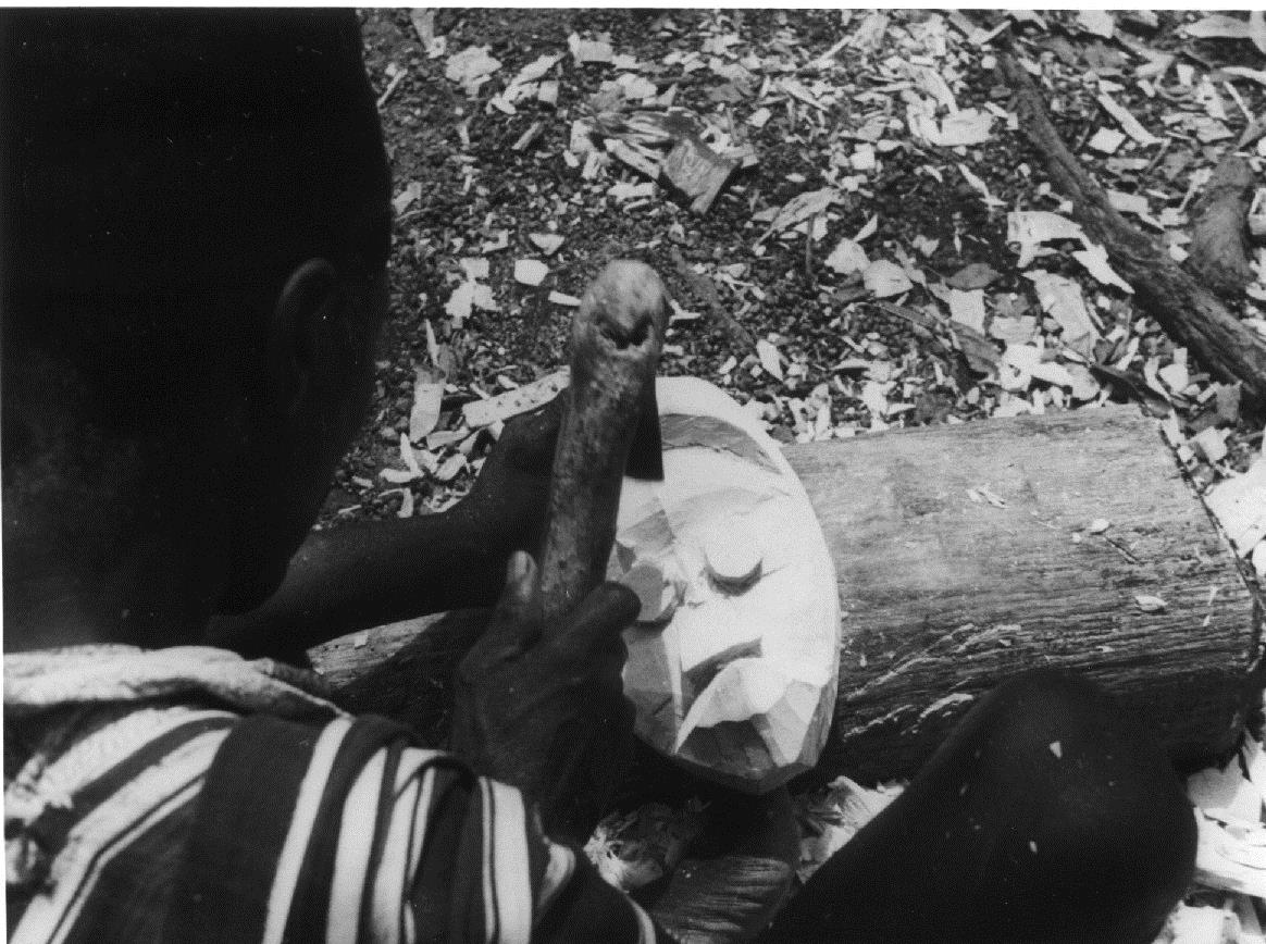 Es entsteht eine Maske mit Zylinderaugen