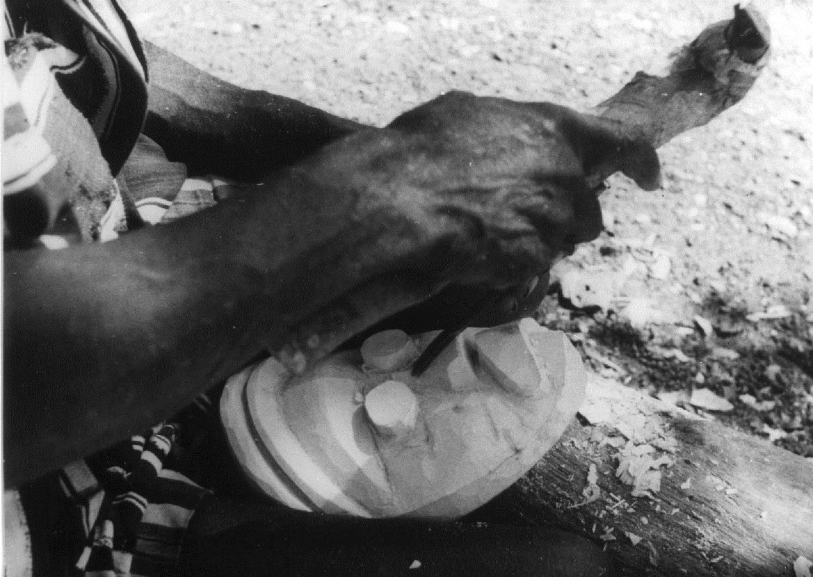 Im Allgemeinen arbeiten afrikanische Schnitzer nur mit Dechsel und Messer. Tame verwendet auch einen Meißel.