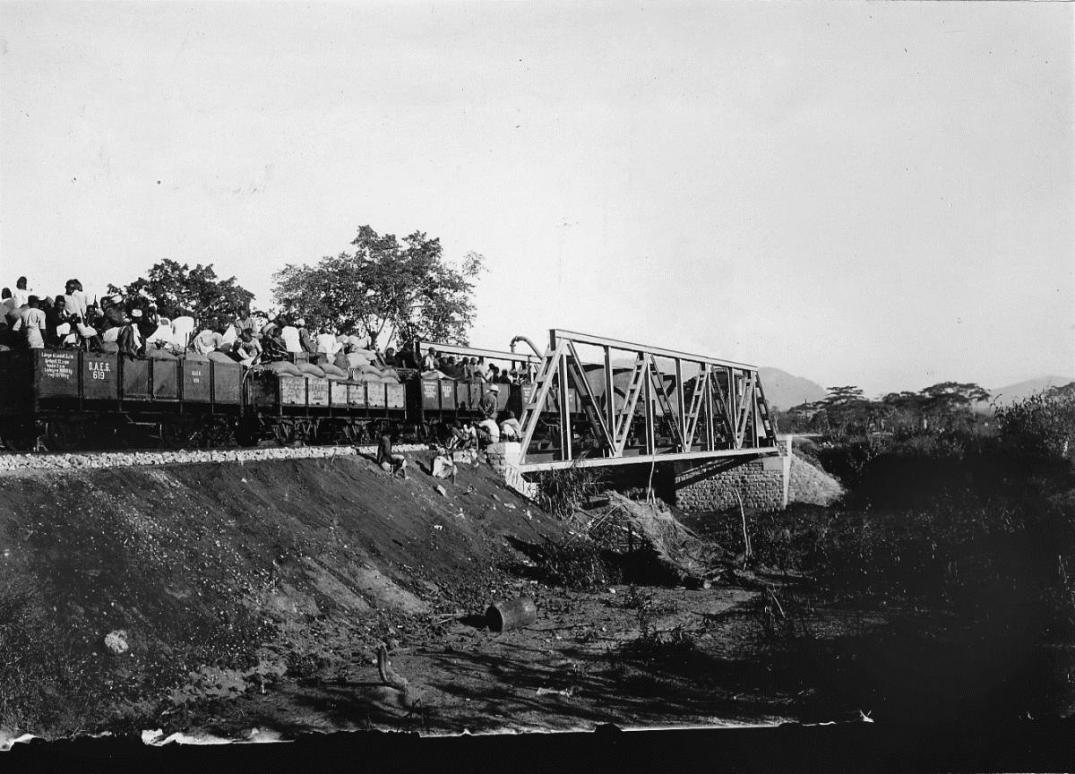 Morogoro, strecke der Zentralbahn, Arbeitzug an der Rufubrücke