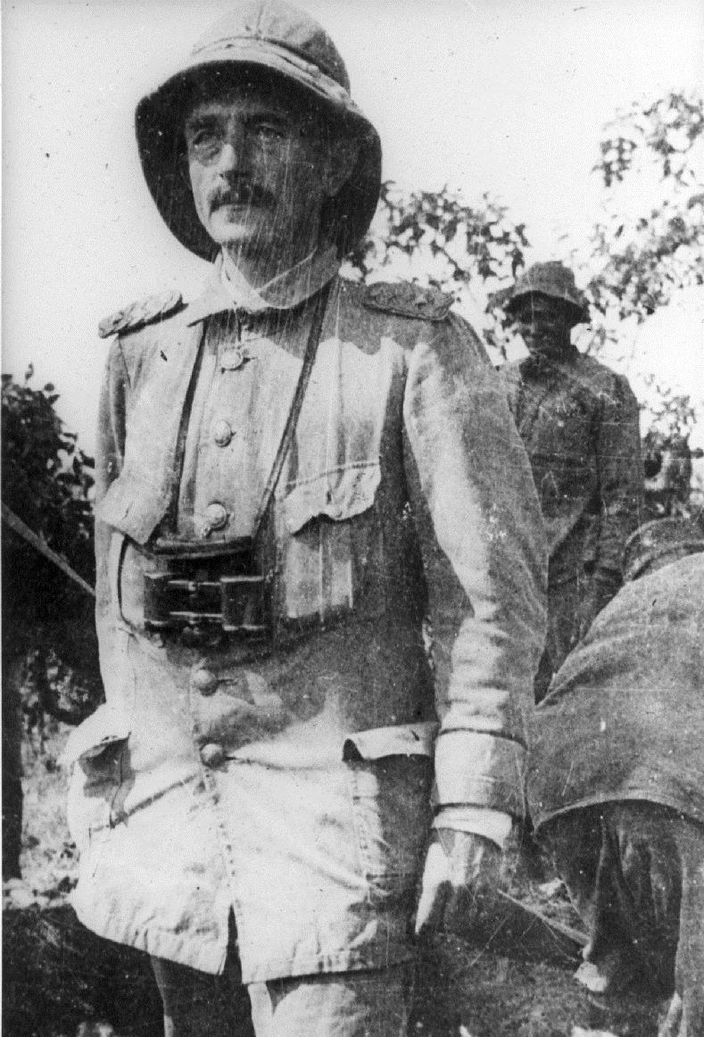 Dr. Albert Heinrich Schnee (1871-1949), Gouverneur in Dt. Ostafrika (1912-18) im Safari-Kostüm.