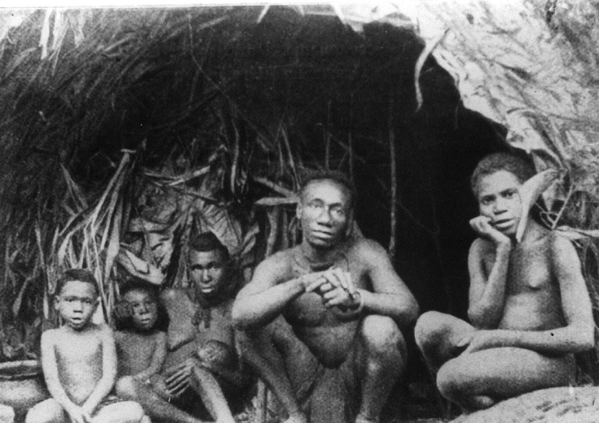 "Pygmäen am Sanga. Famillie vor der Hütte." (OT)