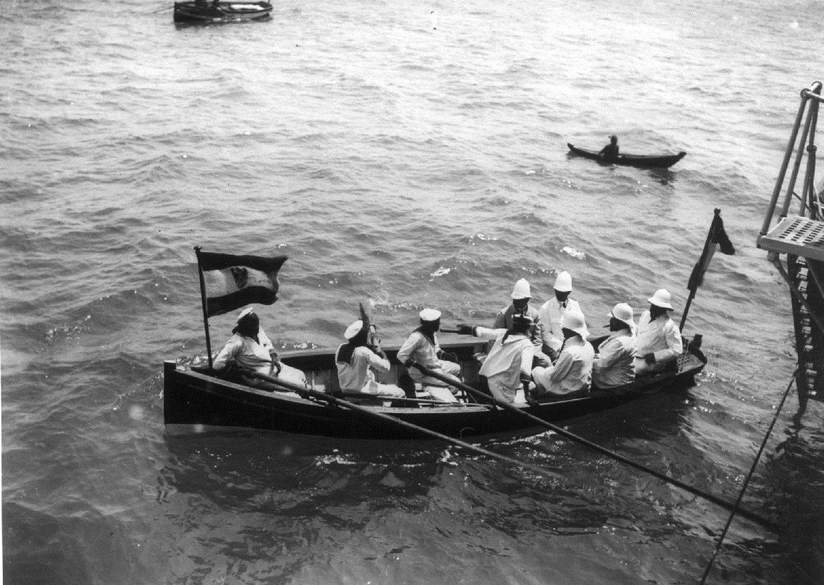 Dernburg und Gefolge gehen an Land