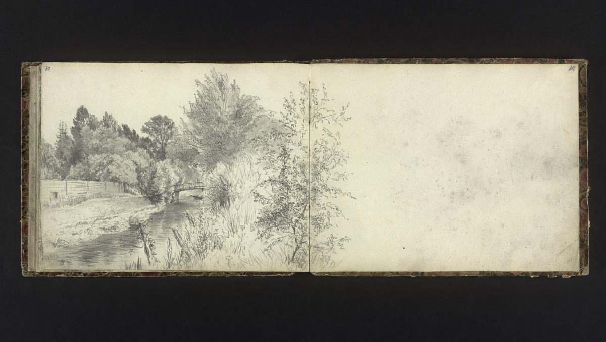 Bach mit Brücke im Hintergrund, links eine Plankenzaun