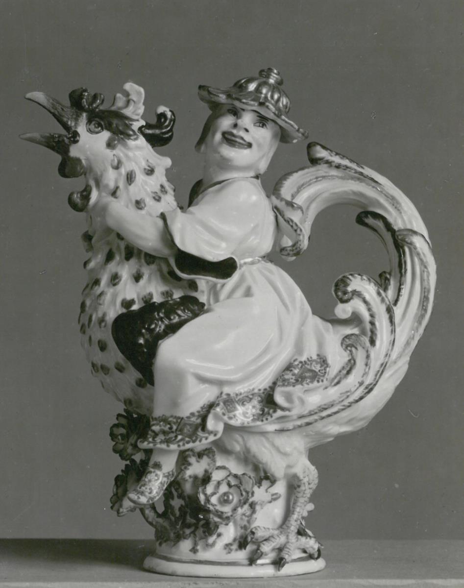 Essig- oder Ölkanne in Form eines Hahnes mit reitendem Chinesen  für die Plat de Menage aus dem Service für den Grafen von Brühl