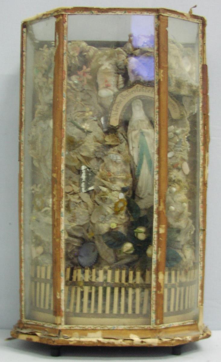 Madonna aus Lourdes in der Grotte