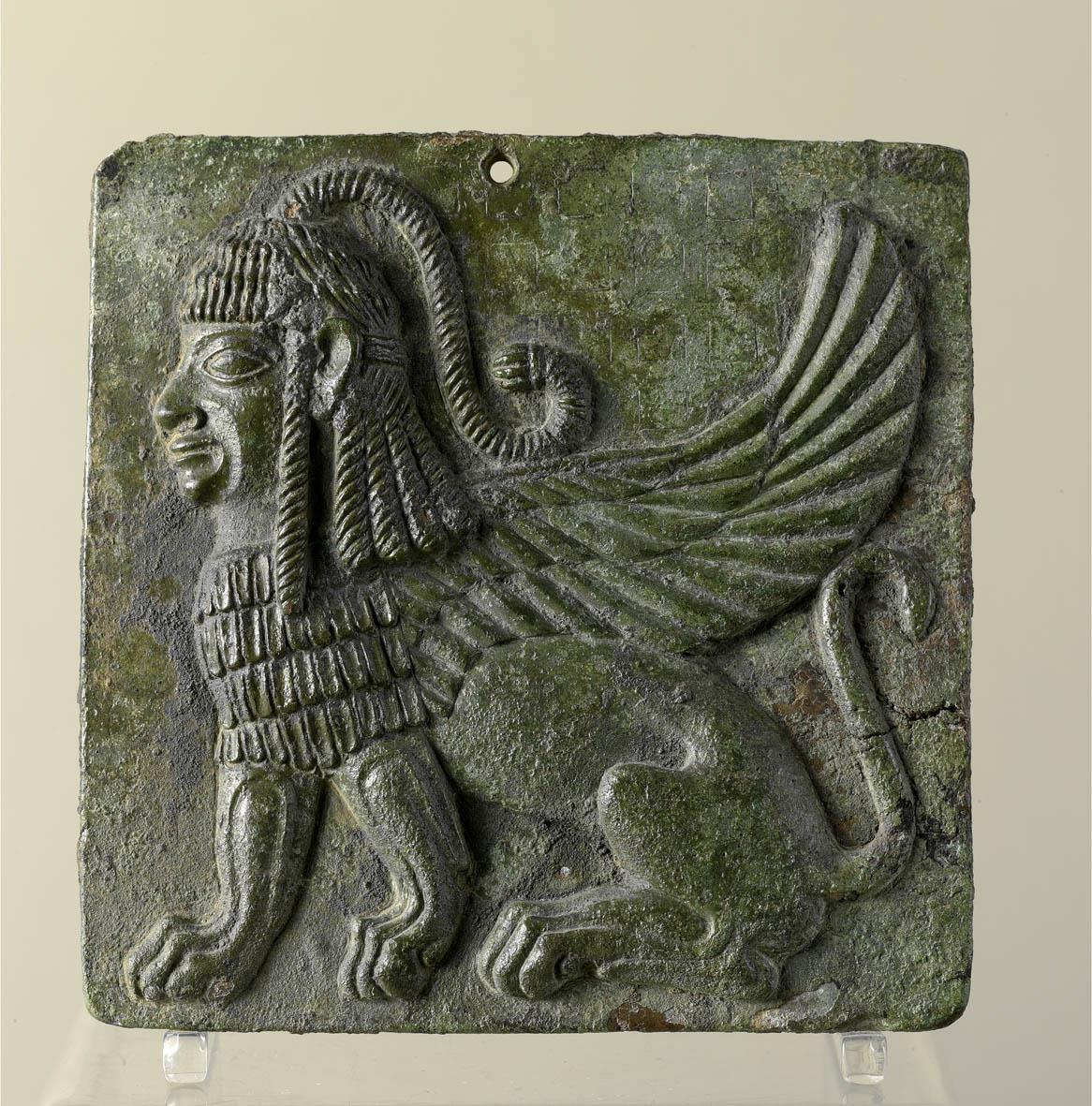 Reliefplatte mit geflügelter Sphinx, bis auf einen kleinen Riss rechts vorzüglich erhalten, Patina; am oberen Rand Befestigungsloch