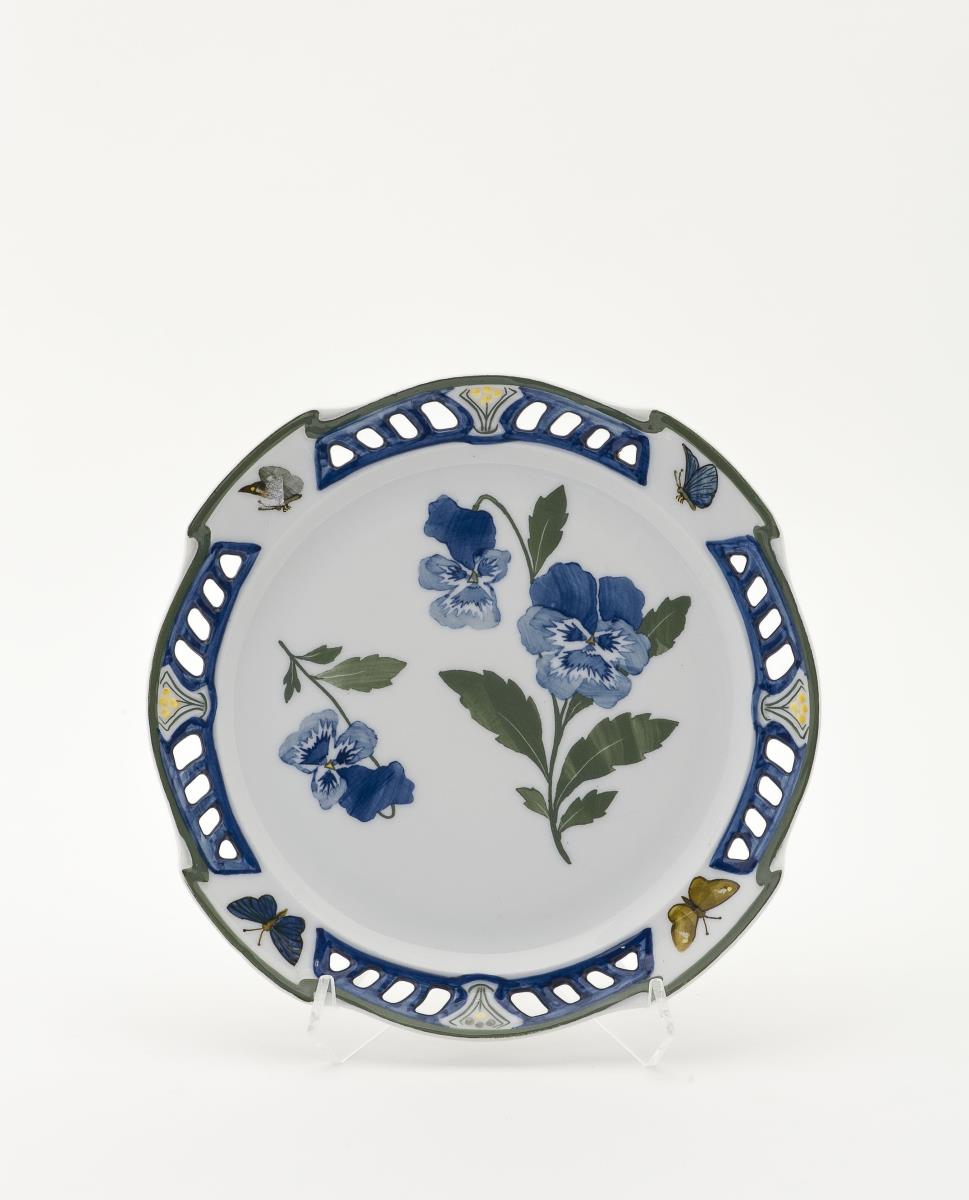 Teller mit Stiefmütterchen und Schmetterlingen, Form "geschweift"