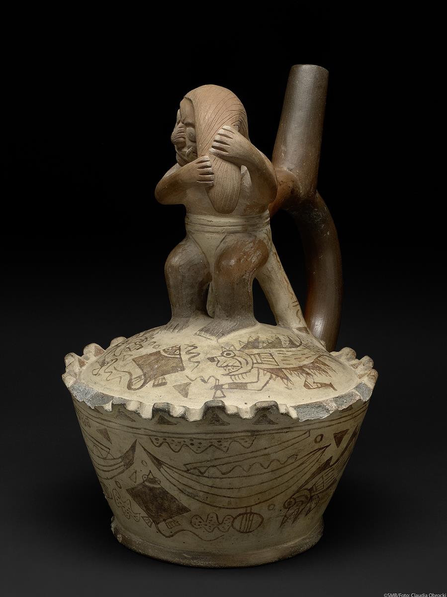Fineline Painting: Fische und anthropo-zoomorphe Figuren; Applikation: anthropo-zoomorphe Figur sich den Haarschopf haltend