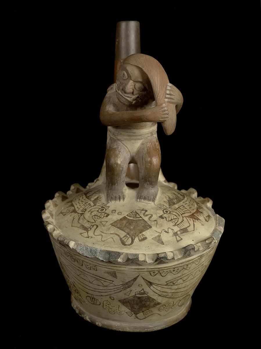 Fineline Painting: Fische und anthropo-zoomorphe Figuren; Applikation: anthropo-zoomorphe Figur sich den Haarschopf haltend