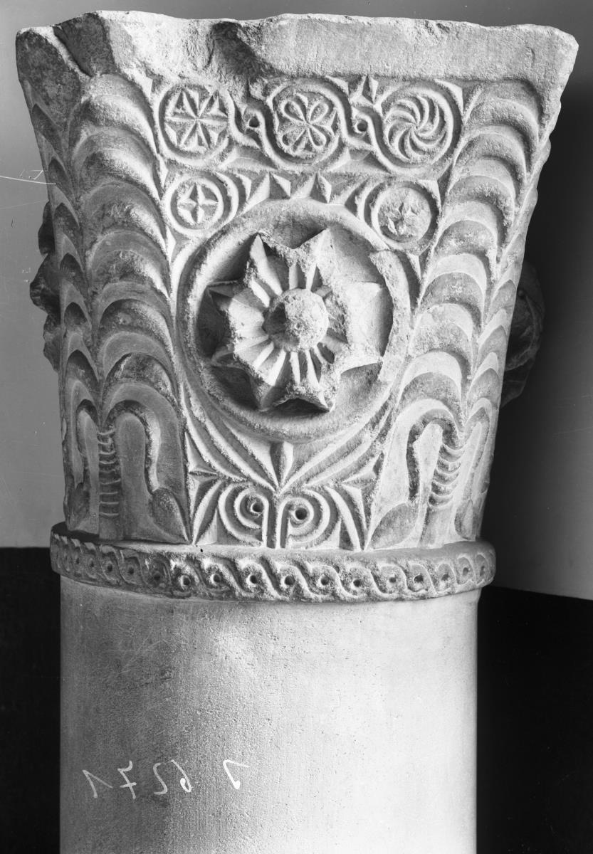 Kämpferkapitell von der Kirche auf der Athenaterrasse aus Pergamon