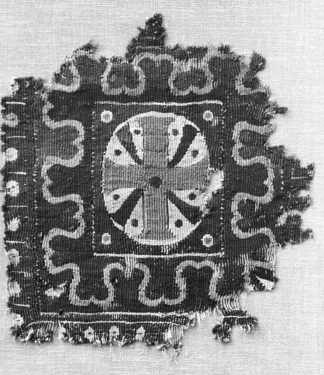 Fragment einer quadratischen Wirkerei mit Christusmonogramm