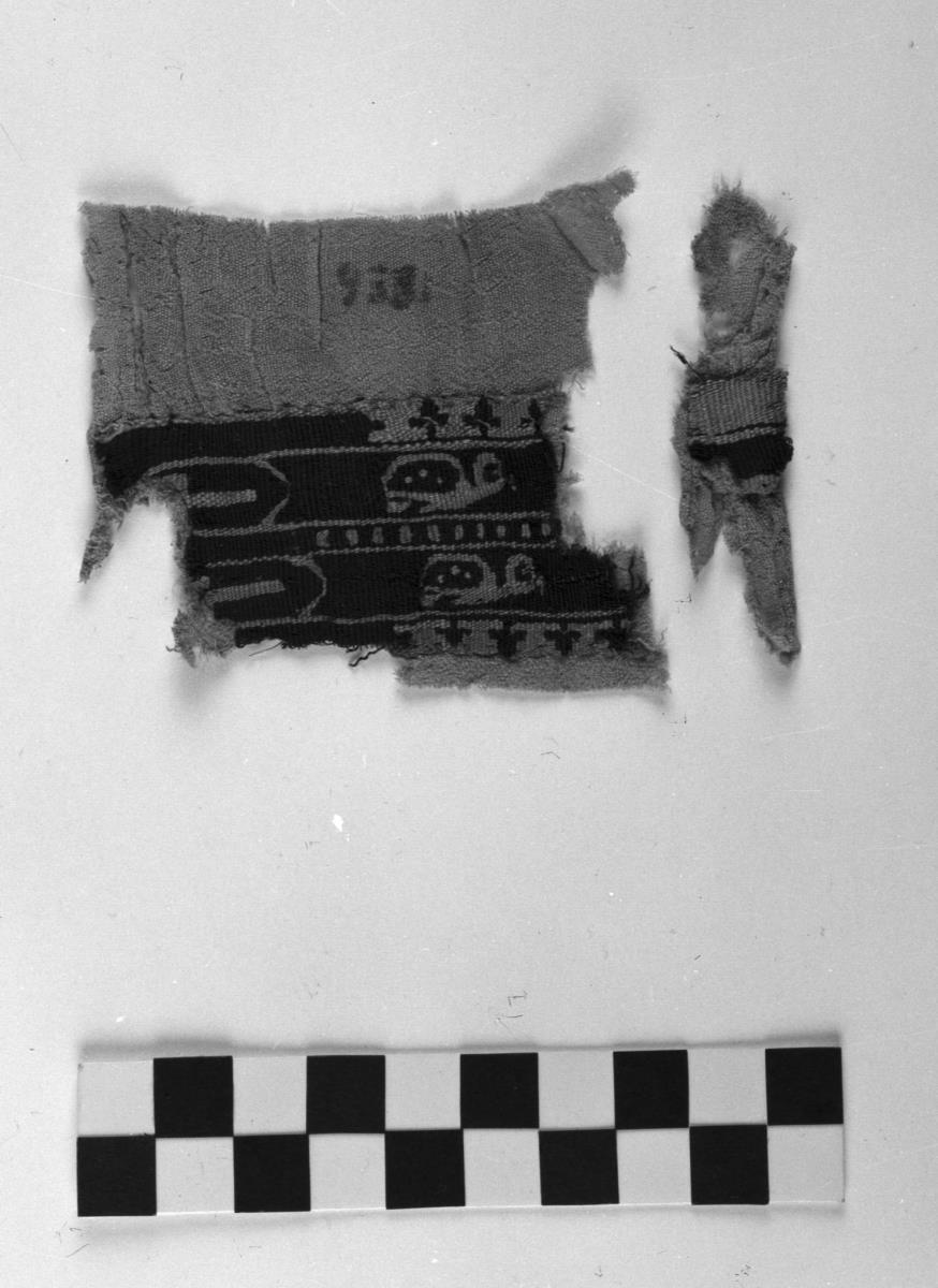 Fragmente eines Ärmels mit Doppelstreifen