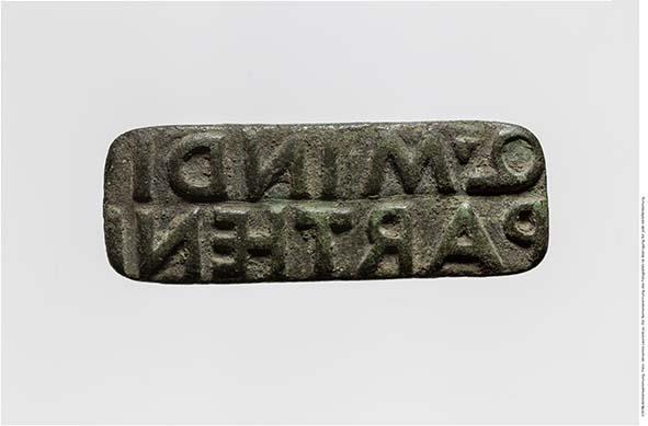 Rechteckiger Stempel mit lateinischer Inschrift: Q  MINDI / PARTHENI