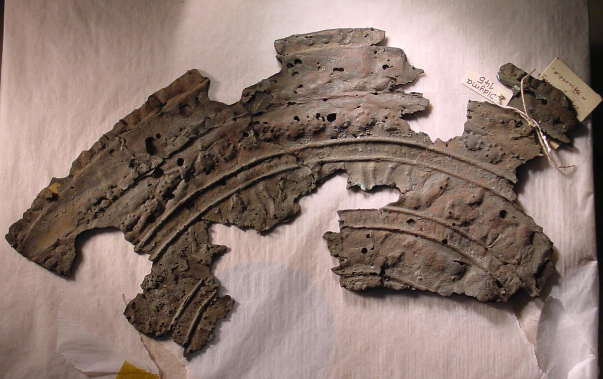 In mehrere Stücke zerbrochenes scheibenförmiges dünnes Blech mit getriebenen und gravierten Tierfriesen (= Fragment eines kretischen Schildes)