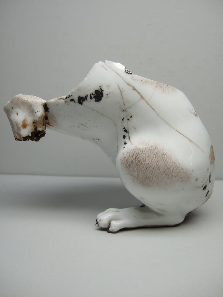 Sitzende dänische Hündin