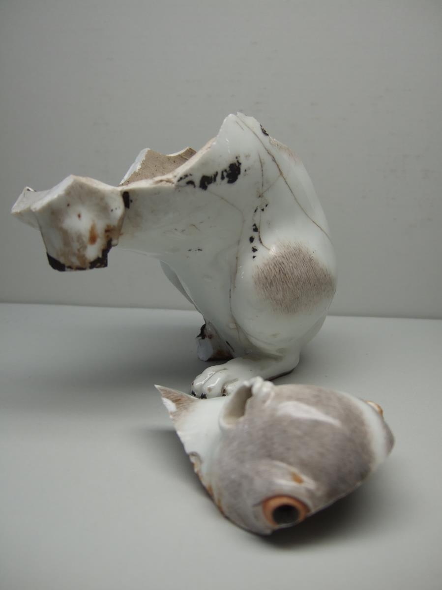 Sitzende dänische Hündin
