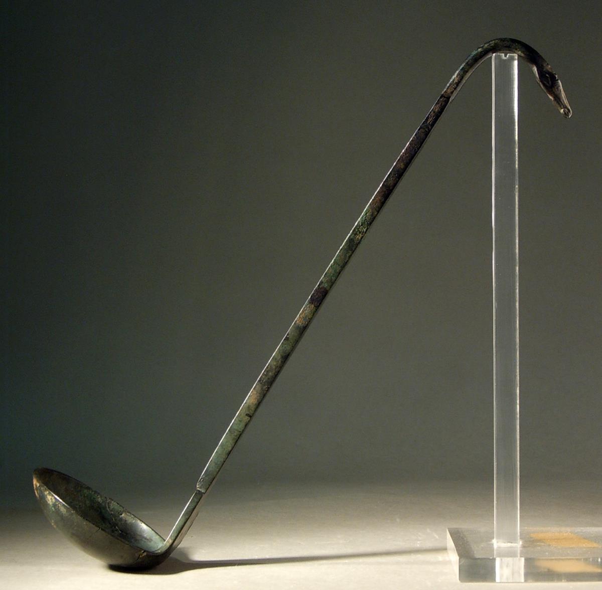 Schöpflöffel (Simpulum) mit vierkantigem Stiel