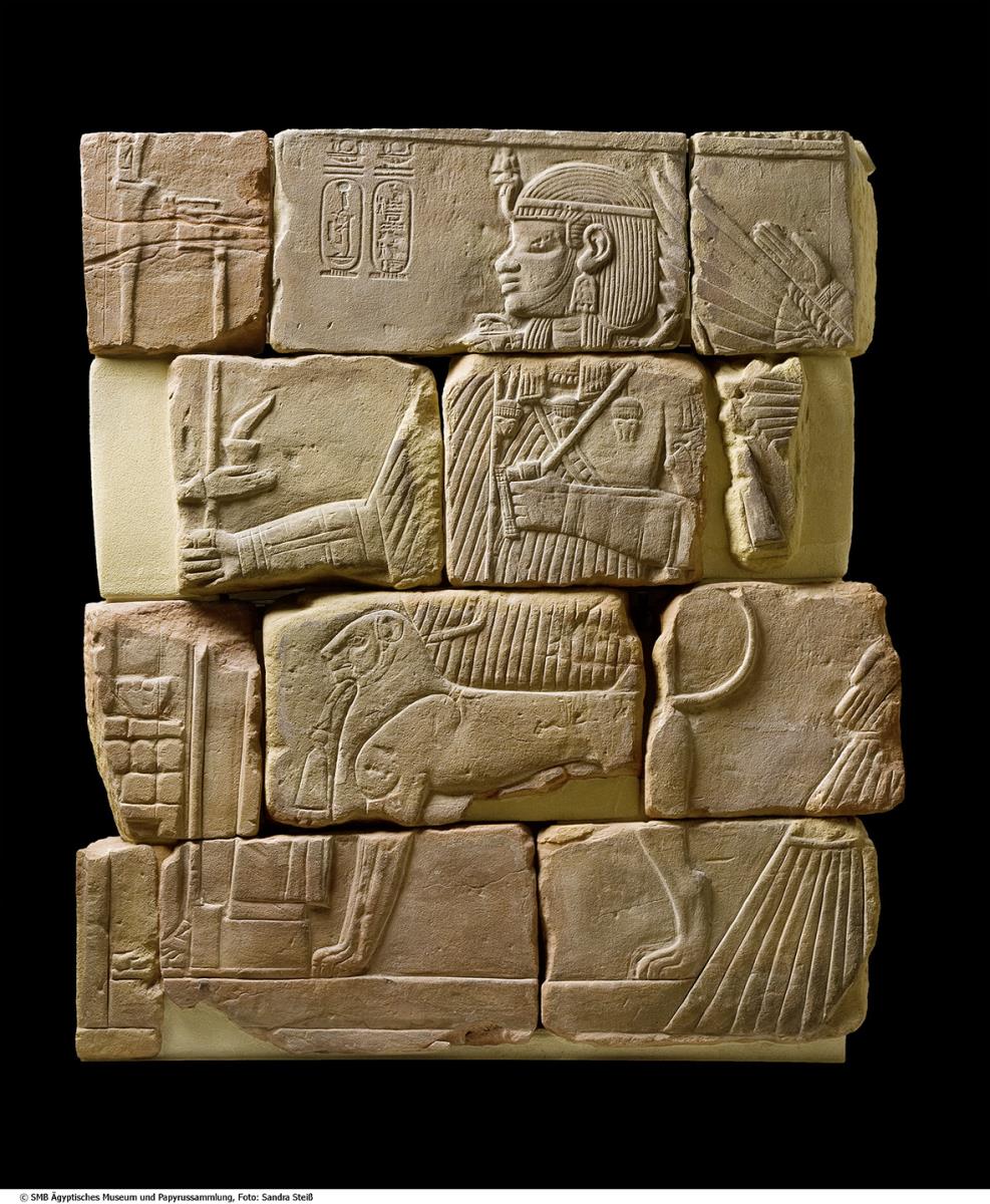 Grabrelief des Königs Amanitenmemide, von Isis geschützt