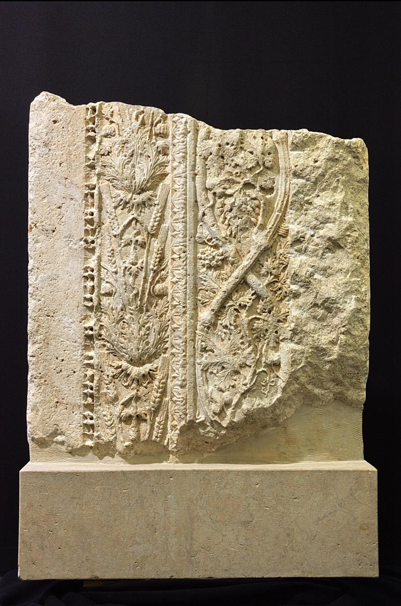 Türlaibung von einem unbekannten Bau (vielleicht vom Tempel des Jupiter Heliopolitanus?) in Baalbek