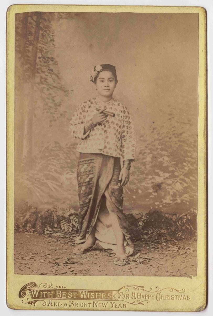 Junge Frau mit Zigarre ("Happy Christmas, a brigth new year - A windy day in Mandalay")