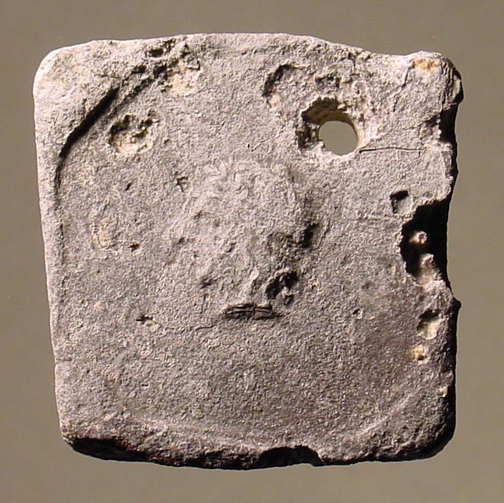 Quadratische Bleimarke (Bleigewicht?) mit einem kleinen jugendlichen Kopf nach links