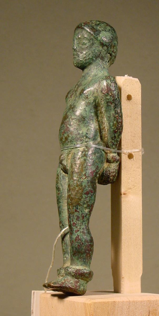 Statuette eine nackten Mannes mit auf den Rücken gefesselten Armen und gefesselten Fußen