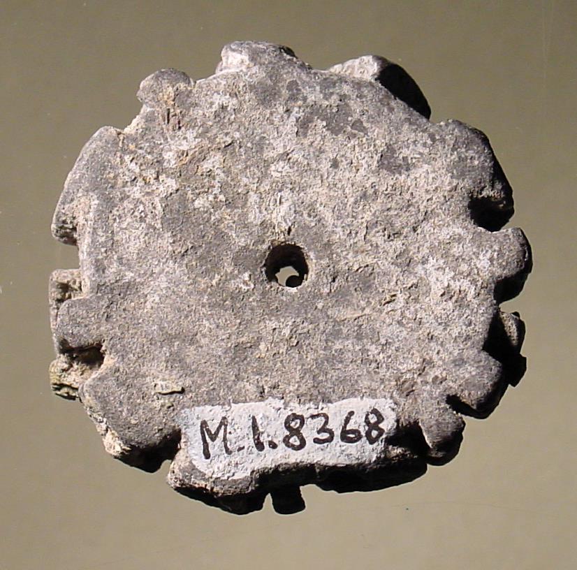 Kreisrunder Stempel (Radstempel) mit lateinischer Inschrift auf dem äußeren Rand: C.PELGISABINI =C(ai) Pelgi Sabini