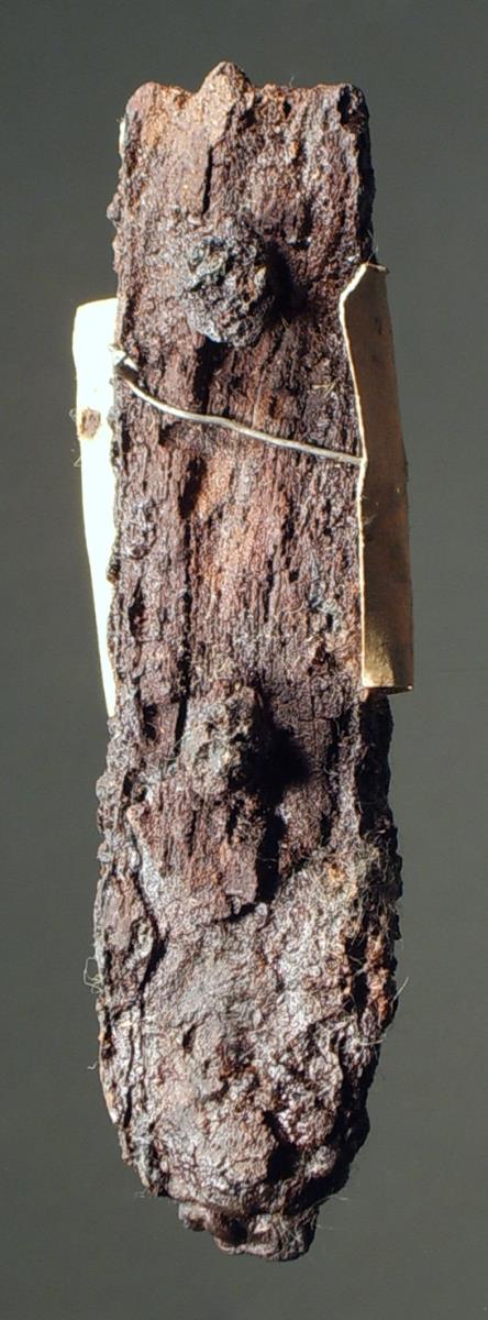 Messergriff mit Rest des hölzernen, mit je zwei Nieten befestigten Griffbeschlags