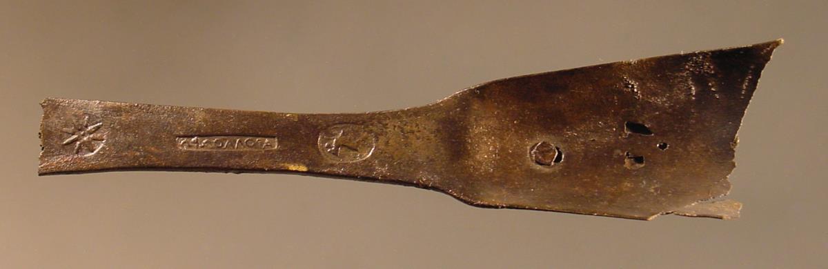 Strigilis mit griechischem Fabrikstempel "APOLLO(D)ORO"