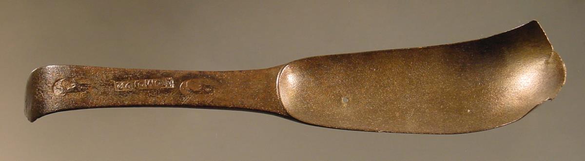 Strigilis mit griechischem Fabrikstempel "APOLLO(D)ORO"