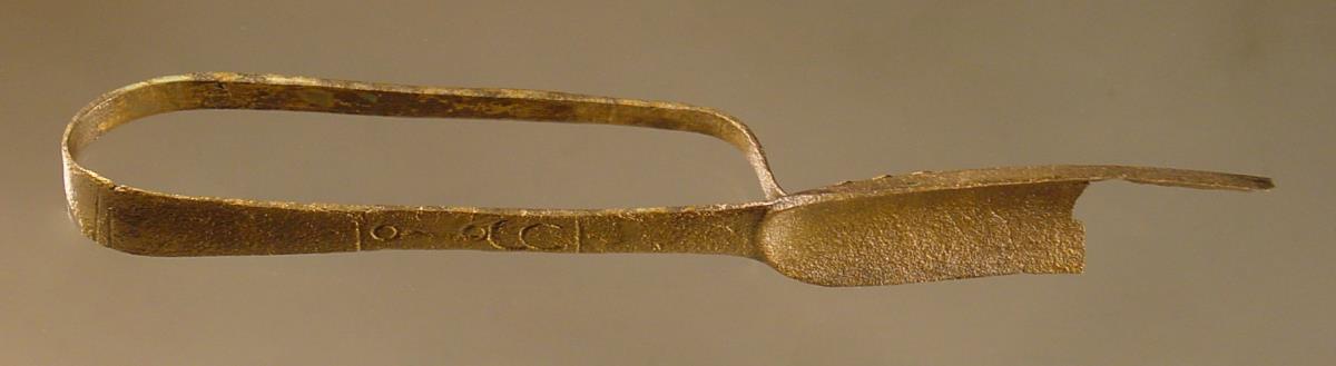 Strigilis mit Hermesstab als Fabrikzeichen