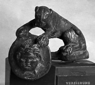 Fragment eines Jochbeschlags: Tiger legt seine Tatzen auf eine mit einer Satyrmaske verzierte Scheibe
