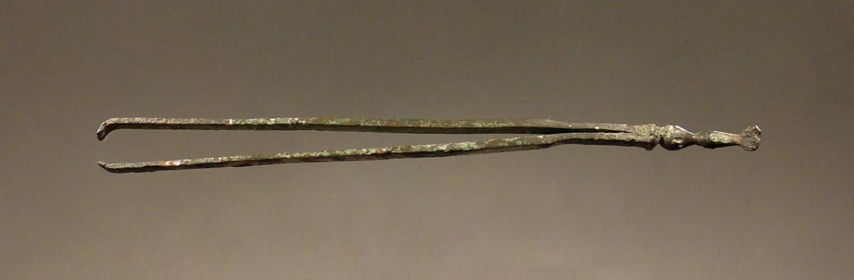 Pinzette (Haarzange), oben mit einem Ohrlöffel versehen