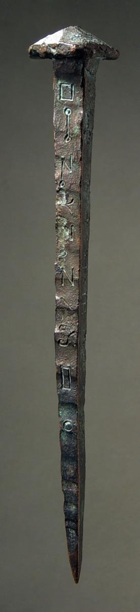 Vierkantiger Nagel mit magischen Zeichen