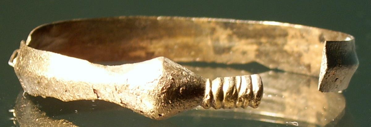 Fragment eines spiralförmigen Armrings