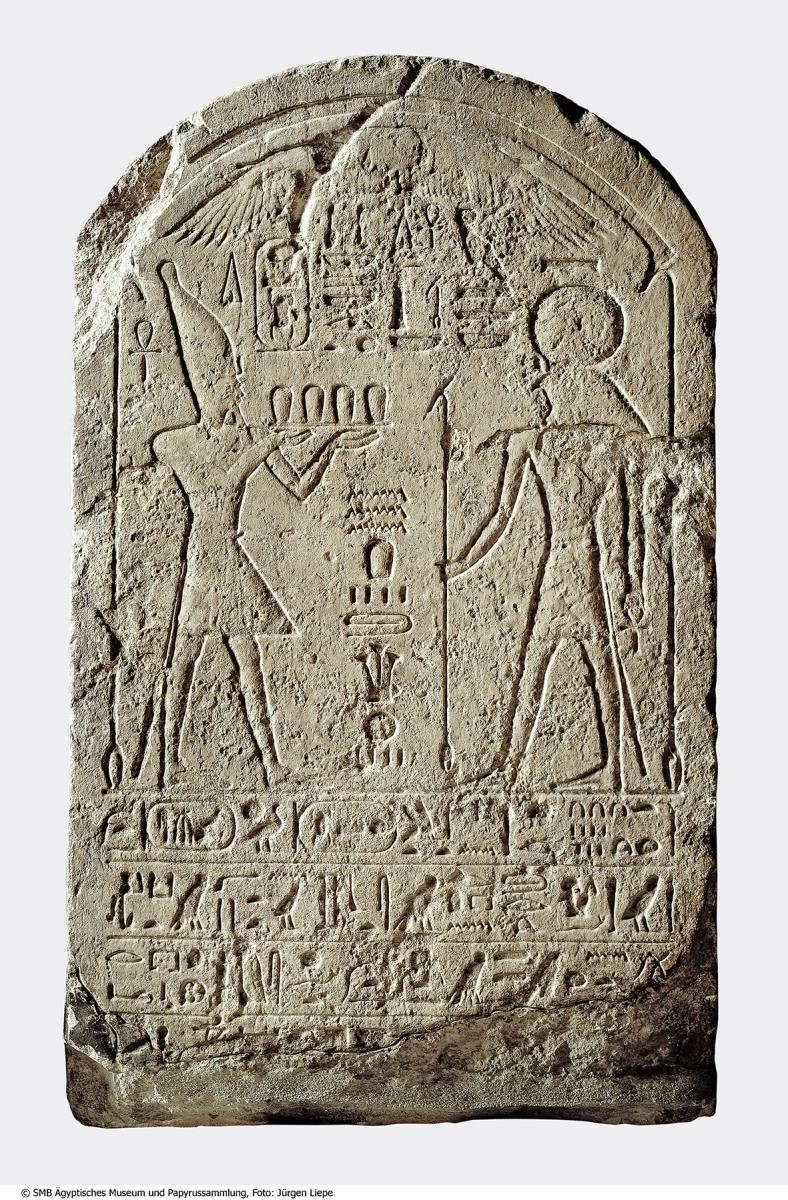Restaurierungstele über den Bau einer Umfassungsmauer um den Tempel von Heliopolis, mit der Darstellung des opfernden Königs vor Re-Harachte
