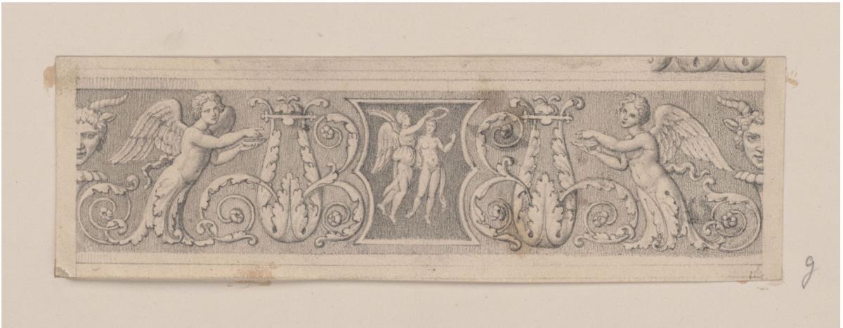 Friesfeld mit Akanthusranken, geflügelten Figuren, Mittelschild mit schwebenden antikisierenden Figuren und Kymaion