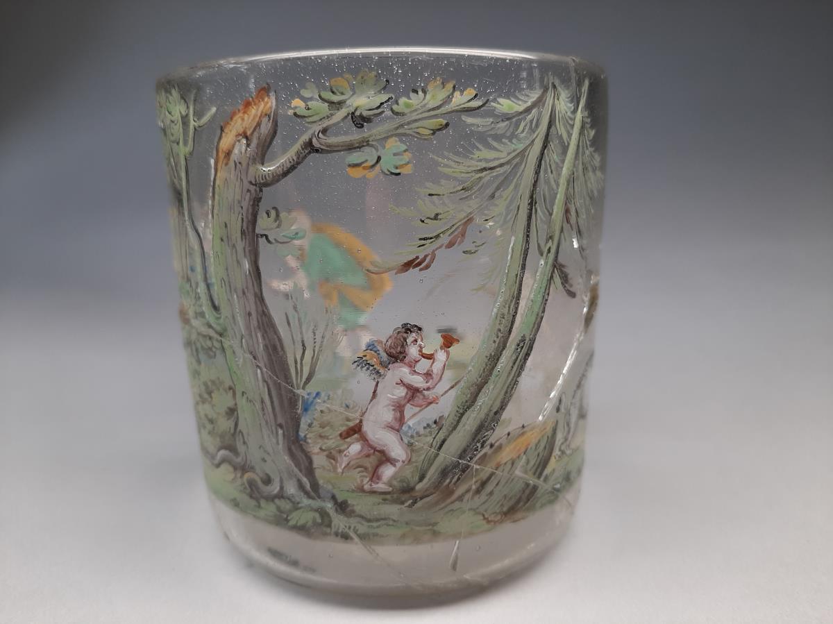 Glasbecher mit Szenen aus der kalydonischen Jagd mit Atalante und Meleager.