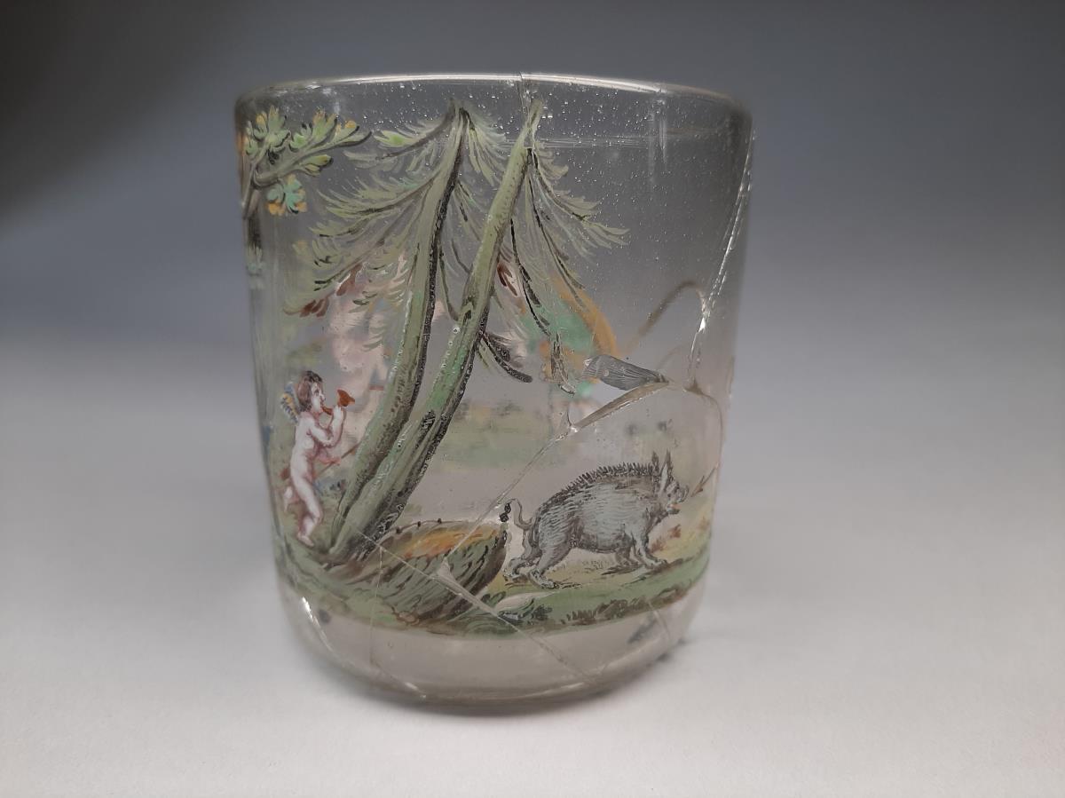 Glasbecher mit Szenen aus der kalydonischen Jagd mit Atalante und Meleager.