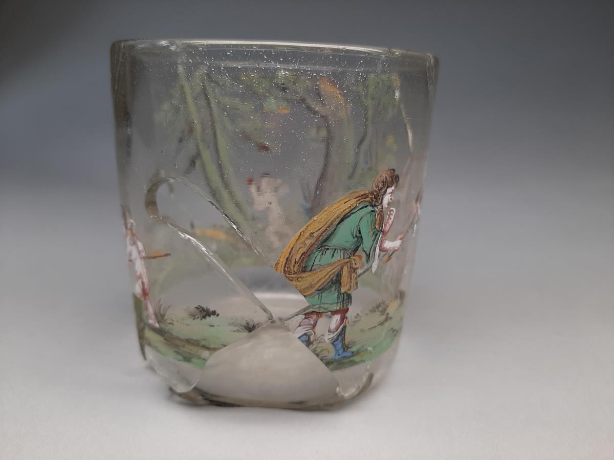 Glasbecher mit Szenen aus der kalydonischen Jagd mit Atalante und Meleager.