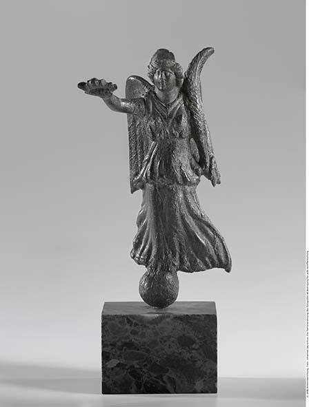 Statuette der Victoria auf der Weltkugel