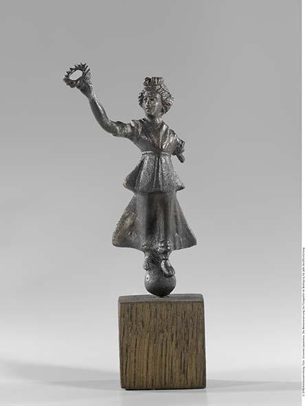Statuette der Victoria auf der Weltkugel