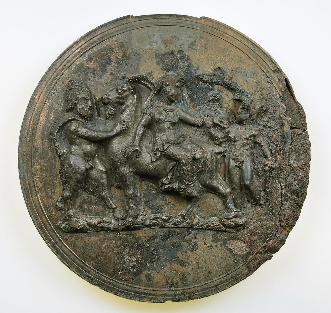 Griechischer Klappspiegel mit Aphrodite auf dem Bock; davor Pan anhaltend; hinten Eros (die ganze Gruppe ein Relief mit ausgeschnittenem Hintergrunde)