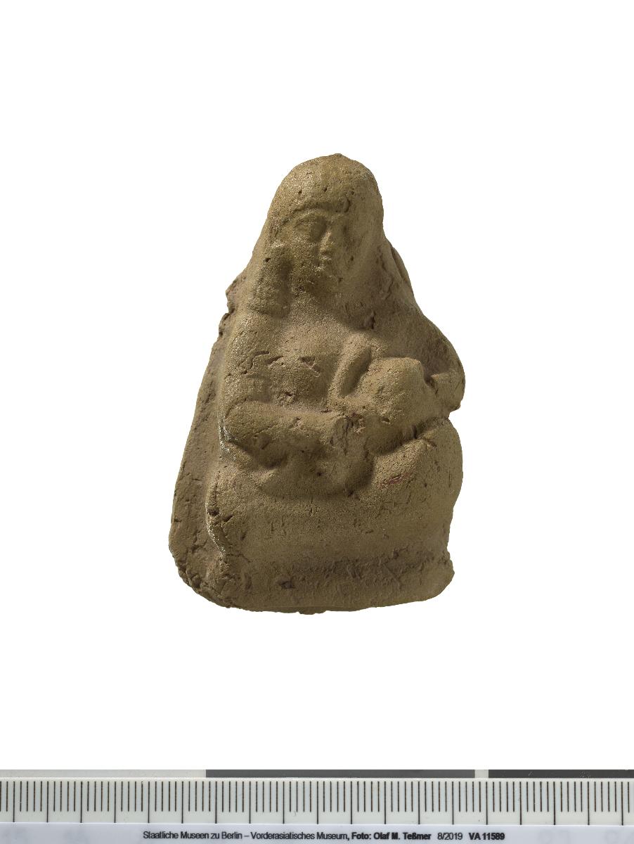 Terrakotte einer weiblichen Figur mit Säugling im Arm